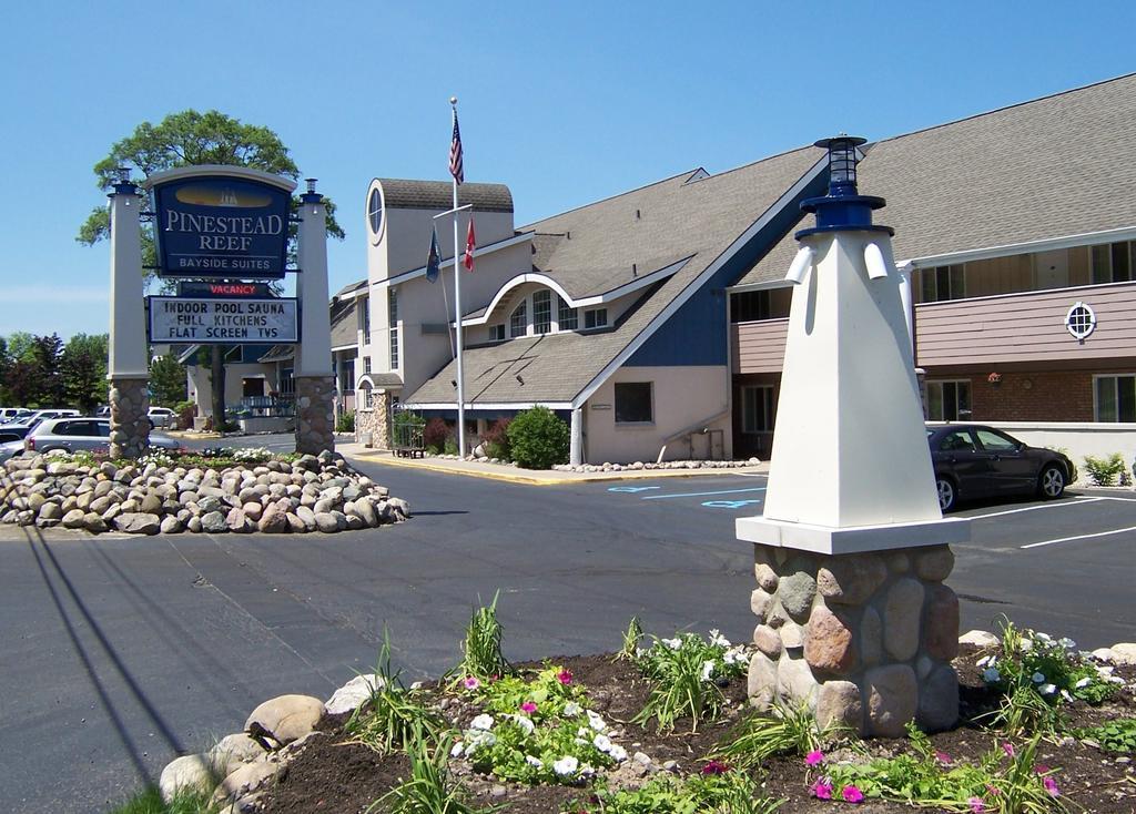 Pinestead Reef Resort Traverse City Exterior photo