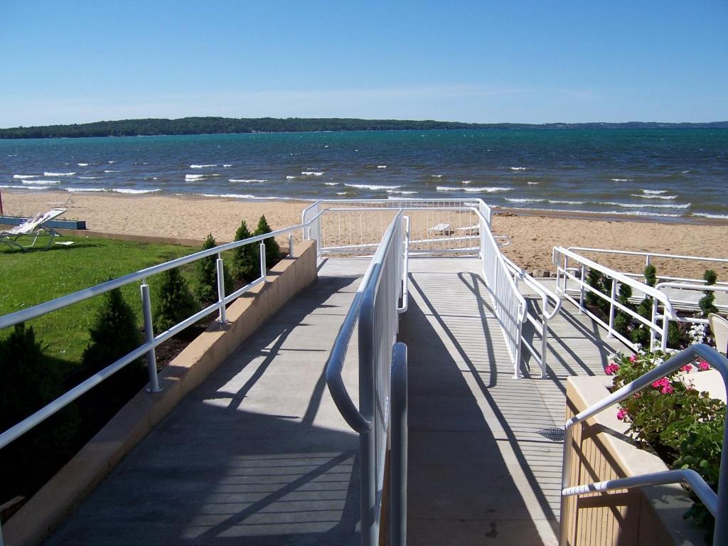 Pinestead Reef Resort Traverse City Exterior photo